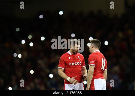 Cardiff, Großbritannien. 20th. November 2021. Dan Biggar aus Wales (l) chattet während des Spiels mit Josh Adams aus Wales. Rugby Herbst Nationen Serie Spiel, Wales gegen Australien im Fürstentum Stadion in Cardiff am Samstag 20th November 2021. PIC von Andrew Orchard/Andrew Orchard Sport Fotografie/ Alamy Live News Kredit: Andrew Orchard Sport Fotografie/Alamy Live Nachrichten Stockfoto