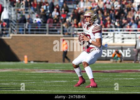 Alumni-Stadion. 20th. November 2021. MA, USA; Florida State Seminoles Quarterback Jordan Travis (13) im Einsatz während des NCAA-Fußballspiels zwischen Florida State Seminoles und Boston College Eagles im Alumni Stadium. Anthony Nesmith/CSM/Alamy Live News Stockfoto