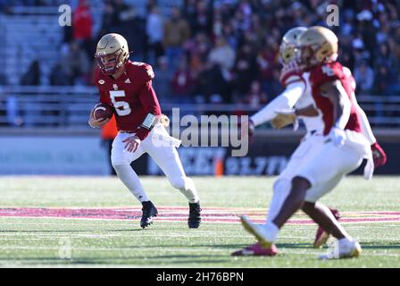 Alumni-Stadion. 20th. November 2021. MA, USA; Boston College Eagles Quarterback Phil Jurkovec (5) kriegt während des NCAA-Fußballspiels zwischen den Florida State Seminoles und den Boston College Eagles im Alumni Stadium. Anthony Nesmith/CSM/Alamy Live News Stockfoto