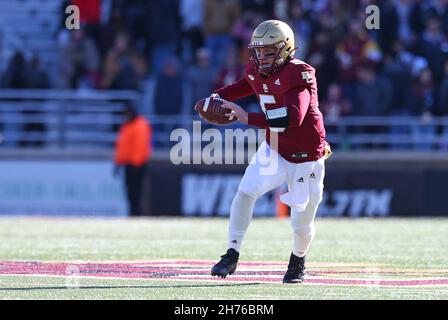 Alumni-Stadion. 20th. November 2021. MA, USA; Boston College Eagles Quarterback Phil Jurkovec (5) kriegt während des NCAA-Fußballspiels zwischen den Florida State Seminoles und den Boston College Eagles im Alumni Stadium. Anthony Nesmith/CSM/Alamy Live News Stockfoto