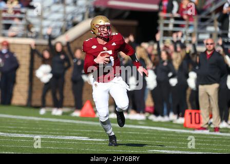 Alumni-Stadion. 20th. November 2021. MA, USA; Boston College Eagles Quarterback Phil Jurkovec (5) kriegt während des NCAA-Fußballspiels zwischen den Florida State Seminoles und den Boston College Eagles im Alumni Stadium. Anthony Nesmith/CSM/Alamy Live News Stockfoto