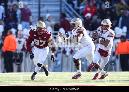 Alumni-Stadion. 20th. November 2021. MA, USA; Florida State Seminoles Quarterback Jordan Travis (13) kriegt während des NCAA-Fußballspiels zwischen Florida State Seminoles und Boston College Eagles im Alumni Stadium. Anthony Nesmith/CSM/Alamy Live News Stockfoto