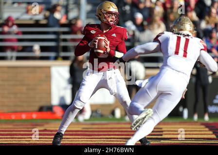 Alumni-Stadion. 20th. November 2021. MA, USA; Boston College Eagles Quarterback Phil Jurkovec (5) in Aktion während des NCAA-Fußballspiels zwischen Florida State Seminoles und Boston College Eagles im Alumni Stadium. Anthony Nesmith/CSM/Alamy Live News Stockfoto