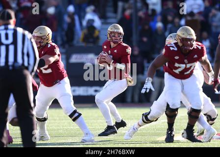 Alumni-Stadion. 20th. November 2021. MA, USA; Boston College Eagles Quarterback Phil Jurkovec (5) in Aktion während des NCAA-Fußballspiels zwischen Florida State Seminoles und Boston College Eagles im Alumni Stadium. Anthony Nesmith/CSM/Alamy Live News Stockfoto