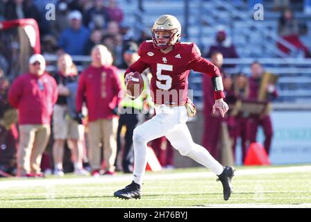 Alumni-Stadion. 20th. November 2021. MA, USA; Boston College Eagles Quarterback Phil Jurkovec (5) in Aktion während des NCAA-Fußballspiels zwischen Florida State Seminoles und Boston College Eagles im Alumni Stadium. Anthony Nesmith/CSM/Alamy Live News Stockfoto