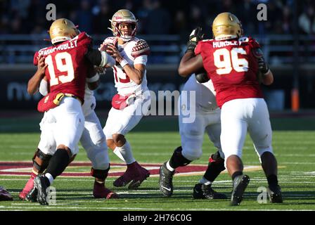 Alumni-Stadion. 20th. November 2021. MA, USA; Florida State Seminoles Quarterback Jordan Travis (13) im Einsatz während des NCAA-Fußballspiels zwischen Florida State Seminoles und Boston College Eagles im Alumni Stadium. Anthony Nesmith/CSM/Alamy Live News Stockfoto