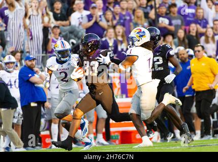 Fort Worth, Texas, USA. 20th. November 2021. Kansas Jayhawks Sicherheit Kenny Logan Jr. (1) versucht, TCU Horned Frogs zu bekämpfen, die Kendre Miller (33) während der 2nd Hälfte des NCAA Football Spiels zwischen den Kansas Jayhawks und TCU Horned Frogs im Amon G. Carter Stadium in Fort Worth, Texas zurücklaufen. Matthew Lynch/CSM/Alamy Live News Stockfoto