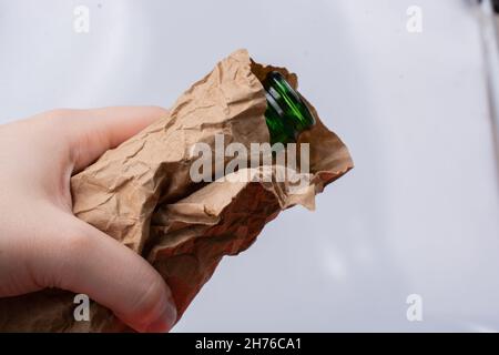 Flaschenhals in schlichtes, faltiges Papier eingewickelt Stockfoto