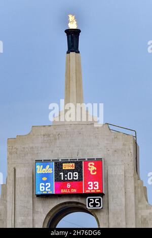 Los Angeles, Kalifornien. 20th. November 2021. Die UCLA Bruins besiegen die USC Trojans im NCAA Football Spiel zwischen den USC Trojans und den UCLA Bruins im Coliseum in Los Angeles, Kalifornien.Mandatory Photo Credit: Louis Lopez/CSM/Alamy Live News Stockfoto