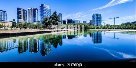 Ein schöner Blick auf den Bellevue Downtown Park an einem sonnigen Tag Stockfoto