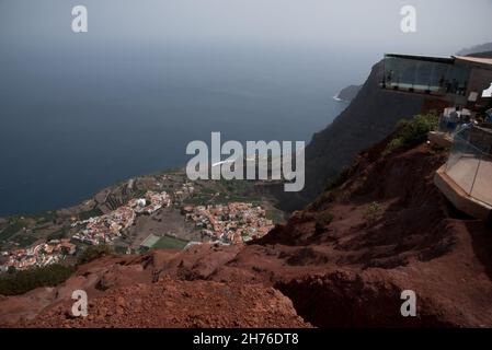 Mirador del Abrante ist ein spektakulärer Aussichtspunkt hoch über der winzigen Stadt Agulo an der Nordküste der Kanarischen Inseln La Gomera. Stockfoto