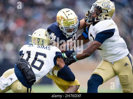 South Bend, Indiana, USA. 20th. November 2021. Notre Dame läuft zurück Kyren Williams (23) läuft mit dem Ball, während Georgia Tech Defensive Back Zamari Walton (7) und Georgia Tech Defensive Back Myles Sims (16) versuchen, das Tackle während der NCAA Fußballspiel-Action zwischen den Georgia Tech Yellow Jackets und der Notre Dame Fighting Irish AT zu machen Notre Dame Stadium in South Bend, Indiana. Notre Dame besiegte Georgia Tech 55-0. John Mersits/CSM/Alamy Live News Stockfoto
