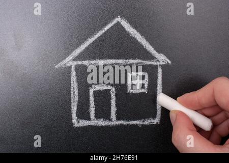 Haus auf Tafel gezeichnet. Verkauf, Kauf, Miete, Immobilienkonzept Stockfoto