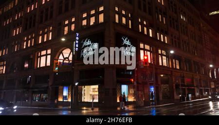 Toronto, Kanada - 10 30 2021: Verregnete, neblige Nachtansicht auf dem 176 Yonge Street Hudsons Bay Queen Street Gebäude in der Innenstadt von Toronto. Stockfoto