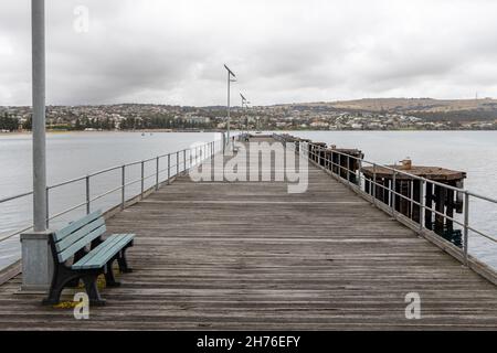 Die brennan-Anlegestelle blickt zurück auf die Stadt Port lincoln, die am 19th 2021. November an der Hauptanlegestelle in Port Lincoln South Australia liegt Stockfoto