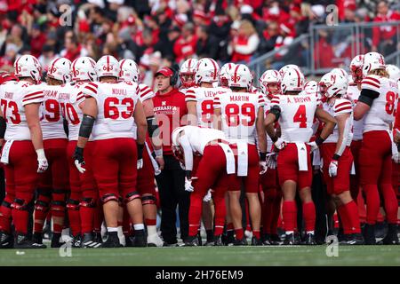 Madison, WI, USA. 20th. November 2021. Scott Frost, Cheftrainer von Nebraska Cornhuskers, spricht mit dem Team während des NCAA-Fußballspiels zwischen den Nebraska Cornhuskers und den Wisconsin Dachs im Camp Randall Stadium in Madison, WI. Darren Lee/CSM/Alamy Live News Stockfoto
