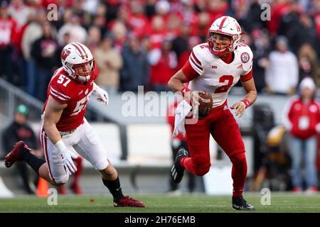 Madison, WI, USA. 20th. November 2021. Nebraska Cornhuskers Quarterback Adrian Martinez (2) Vermeiden von Druck während des NCAA Football Spiels zwischen den Nebraska Cornhuskers und den Wisconsin Dachs im Camp Randall Stadium in Madison, WI. Darren Lee/CSM/Alamy Live News Stockfoto