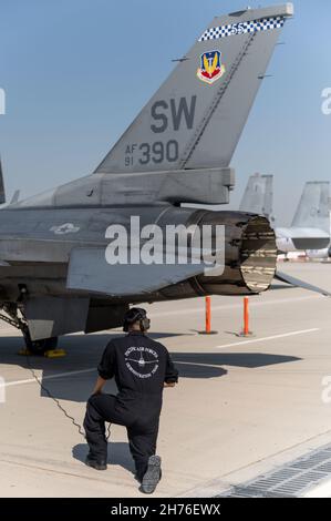 US Air Force Staff Sgt. Patrick De Jesus, Leiter des F-16-Demonstrationsteams der Pacific Air Forces, führt vor dem Start während eines Trainings vor der Dubai Airshow in Dubai, Vereinigte Arabische Emirate, 10. November 2021, Verfahren durch. Die Dubai Airshow, eine alle zwei Jahre stattfindende Veranstaltung, gilt als die führende Luftfahrt- und Luftfahrtindustrie-Veranstaltung in der Region Golf/Naher Osten und ist eine der größten Luftfahrtshows der Welt. (USA Foto der Luftwaffe von Staff Sgt. Matthew Kakaris) Stockfoto