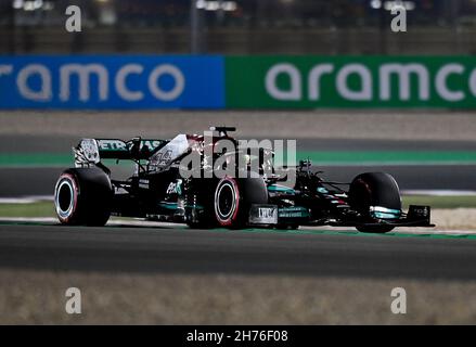 Doha, Katar. 20th. November 2021. Mercedes-Formel-1-Pilot Lewis Hamilton aus Großbritannien startet im Qualifying vor dem Formel-1-Grand-Prix von Katar auf dem Losail International Circuit in Doha, Katar, am 20. November 2021. Kredit: Nikku/Xinhua/Alamy Live Nachrichten Stockfoto