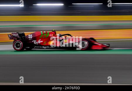 Doha, Katar. 20th. November 2021. Ferrari-Formel-1-Pilot Carlos Sainz aus Spanien tritt während des Qualifyings vor dem Formel-1-Grand-Prix von Katar auf dem Losail International Circuit in Doha, Katar, am 20. November 2021, an. Kredit: Nikku/Xinhua/Alamy Live Nachrichten Stockfoto