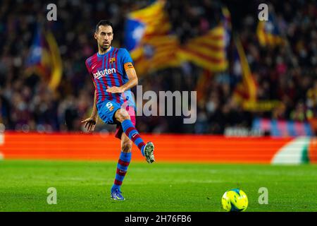 Barcelona, Spanien. 20th. November 2021. Sergio Busquets (FC Barcelona), während des Fußballspiels der Liga zwischen dem FC Barcelona und der RCD Espanyol, am 20. November 2021 im Camp Nou Stadium in Barcelona, Spanien. Foto: Siu Wu. Kredit: dpa/Alamy Live Nachrichten Stockfoto