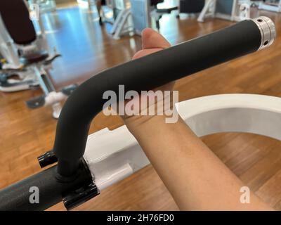 Behinderte Person mit Bicep Curl Machine. Stockfoto