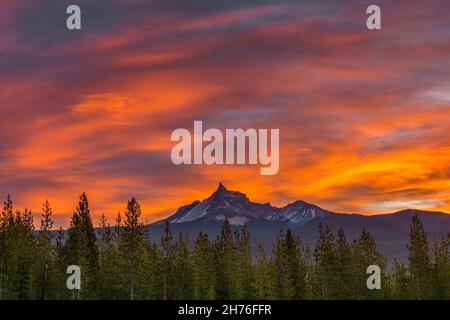 Dawn, Mount Thielsen, Mount Thielsen Wilderness, Umpqua National Forest, Douglas County, Oregon Stockfoto