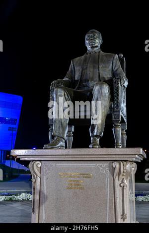 Skulptur des ersten Präsidenten Kasachstans, Nursultan Nazarbaev, sitzend auf dem Stuhl, Bronze, Juli 2021. Die Elbasie, Herrscher von Kasachstan. Nur-Sultan Stockfoto