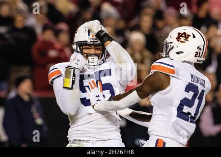 Columbia, SC, USA. 20th. November 2021. Auburn Tigers Defensive End Eku Leota (55) feiert seinen Sack im ersten Quartal gegen die South Carolina Gamecocks im SEC-Matchup im Williams-Brice Stadium in Columbia, SC. (Scott Kinser/Cal Sport Media). Kredit: csm/Alamy Live Nachrichten Stockfoto