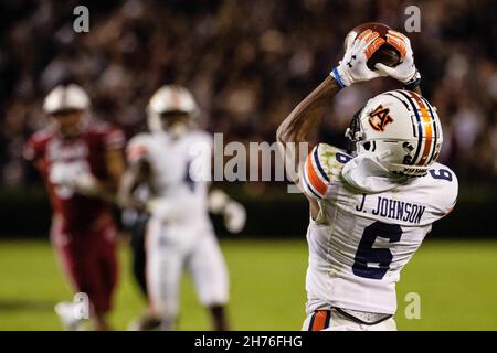 Columbia, SC, USA. 20th. November 2021. Der Auburn Tigers-Breitempfänger Ja'Varrius Johnson (6) macht im ersten Quartal beim SEC-Matchup im Williams-Brice Stadium in Columbia, SC, den ersten Daunenfang gegen die South Carolina Gamecocks. (Scott Kinser/Cal Sport Media). Kredit: csm/Alamy Live Nachrichten Stockfoto