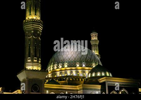 Nachtansicht der Hazrat Sultan Moschee, Astana, nur-Sultan, Kasachstan. Eröffnet im Jahr 2012. Es ist die größte Moschee in Zentralasien. Stockfoto