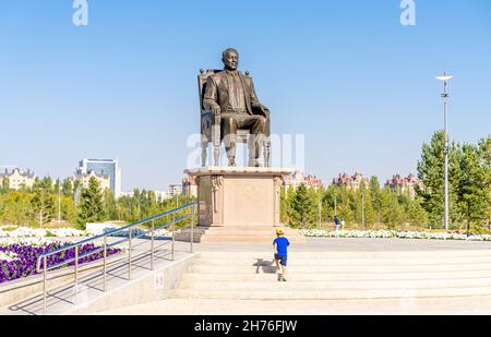 Skulptur des ersten Präsidenten Kasachstans, Nursultan Nazarbaev, sitzend auf dem Stuhl, Bronze, Juli 2021. Der lebende Führer von Kasachstan. Nur-Sultan Stockfoto