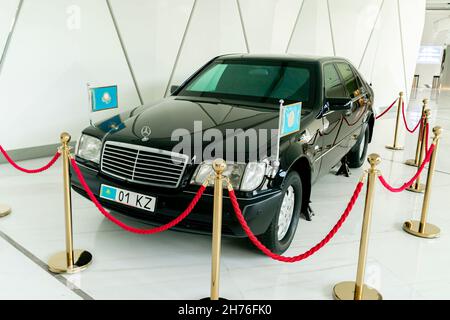 Der erste Präsident Kasachstans, Nursultan Nazarbaev, hat das Fahrzeug des Präsidenten – Mercedes Benz S600L 2005. Nazarbaev Center-Museum in Astana, nur-Sultan Stockfoto