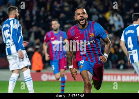 Barcelona, Spanien. 20th. November 2021. Memphis Depay aus Barcelona feiert das Tor während eines Fußballspiels der spanischen First Division zwischen dem FC Barcelona und der RCD Espanyol am 20. November 2021 in Barcelona, Spanien. Quelle: Joan Gosa/Xinhua/Alamy Live News Stockfoto