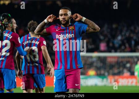 Barcelona, Spanien. 20th. November 2021. Memphis Depay aus Barcelona feiert das Tor während eines Fußballspiels der spanischen First Division zwischen dem FC Barcelona und der RCD Espanyol am 20. November 2021 in Barcelona, Spanien. Quelle: Joan Gosa/Xinhua/Alamy Live News Stockfoto