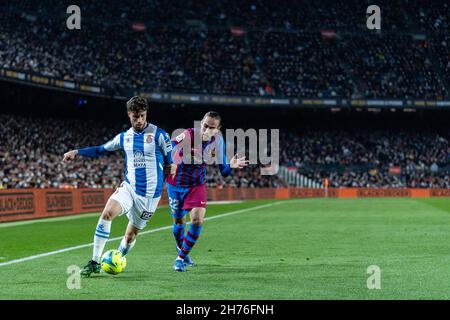 Barcelona, Spanien. 20th. November 2021. Der Barcelonas Oscar Mingueza (R) steht mit Espanyols Javi Puado während ihres Fußballspiels in der ersten spanischen Liga am 20. November 2021 in Barcelona, Spanien, auf dem Spiel. Quelle: Joan Gosa/Xinhua/Alamy Live News Stockfoto