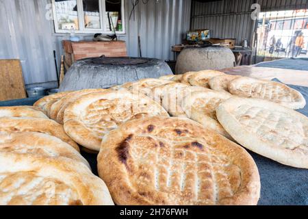 Tandyr oder Tandyr - traditionelles Rundbrot in runden Öfen gekocht, verkauft in Zentralasien. In der Nähe von Almaty, Kasachstan Stockfoto