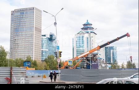 Bauarbeiten am Immobilienentwicklungskomplex Abu-Dabi plaza in nur-Sultan, Kasachstan. Blick auf die großen Gebäude in der Innenstadt von Astana Stockfoto