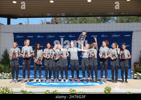 Die New Mexico Lobos Damen-Mannschaft posiert mit Trophäe, nachdem sie bei den NCAA Cross Country Meisterschaften im Apalachee Regional Park, Saturd, den dritten Platz belegt hat Stockfoto