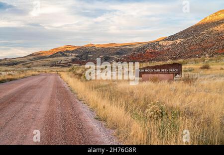 Fort Collins, CO, USA - 20. Oktober 2021: Eintrittsschild zum Red Mountain Open Space, der von Larimer County gepflegt wird, Herbstlandschaft der Ausläufer Colorados bei Su Stockfoto