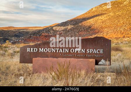 Fort Collins, CO, USA - 20. Oktober 2021: Eintrittsschild zum Red Mountain Open Space, der von Larimer County gepflegt wird, Herbstlandschaft der Ausläufer Colorados bei Su Stockfoto