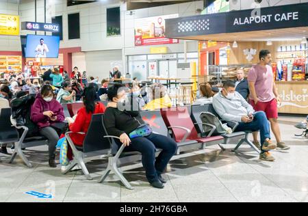 Passagiere sitzen im Wartebereich in der Abflughalle des Nationalen Flughafens Minsk, Weißrussland Stockfoto