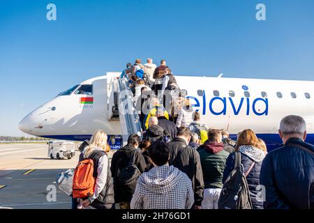 Passagiere, die an einem Herbsttag am Nationalen Flughafen Minsk, Weißrussland, mit der Fluggesellschaft Belavia in die Boeing 737-800 einsteigen Stockfoto