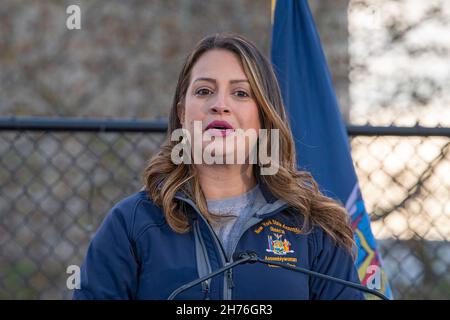 NEW YORK, NY – 20. NOVEMBER: NY Assemblymitglied Catalina Cruz spricht bei einer Veranstaltung zur Unterzeichnung der Gesetzgebung am 20. November 2021 in Queens Borough of New York City. Die Gouverneurin Kathy Hochul unterzeichnet ein Gesetz, in dem das Nourish New York-Programm dauerhaft im Staatsrecht verankert ist. Die Unterzeichnung dieses Gesetzes erfolgt kurz vor dem Erntedankfest und bekräftigt die Verpflichtung von New York, Menschen mit Ernährungsunsicherheit im ganzen Staat zu unterstützen. Stockfoto