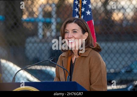 NEW YORK, NY – 20. NOVEMBER: NY-Gouverneurin Kathy Hochul spricht am 20. November 2021 bei einer Veranstaltung zur Unterzeichnung der Gesetzgebung im Stadtteil Queens von New York City. Die Gouverneurin Kathy Hochul unterzeichnet ein Gesetz, in dem das Nourish New York-Programm dauerhaft im Staatsrecht verankert ist. Die Unterzeichnung dieses Gesetzes erfolgt kurz vor dem Erntedankfest und bekräftigt die Verpflichtung von New York, Menschen mit Ernährungsunsicherheit im ganzen Staat zu unterstützen. Stockfoto