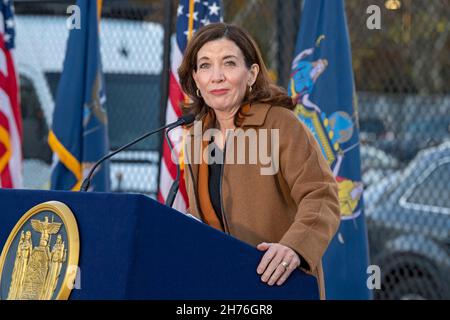 NEW YORK, NY – 20. NOVEMBER: NY-Gouverneurin Kathy Hochul spricht am 20. November 2021 bei einer Veranstaltung zur Unterzeichnung der Gesetzgebung im Stadtteil Queens von New York City. Die Gouverneurin Kathy Hochul unterzeichnet ein Gesetz, in dem das Nourish New York-Programm dauerhaft im Staatsrecht verankert ist. Die Unterzeichnung dieses Gesetzes erfolgt kurz vor dem Erntedankfest und bekräftigt die Verpflichtung von New York, Menschen mit Ernährungsunsicherheit im ganzen Staat zu unterstützen. Stockfoto