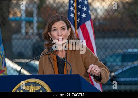 NEW YORK, NY – 20. NOVEMBER: NY-Gouverneurin Kathy Hochul spricht am 20. November 2021 bei einer Veranstaltung zur Unterzeichnung der Gesetzgebung im Stadtteil Queens von New York City. Die Gouverneurin Kathy Hochul unterzeichnet ein Gesetz, in dem das Nourish New York-Programm dauerhaft im Staatsrecht verankert ist. Die Unterzeichnung dieses Gesetzes erfolgt kurz vor dem Erntedankfest und bekräftigt die Verpflichtung von New York, Menschen mit Ernährungsunsicherheit im ganzen Staat zu unterstützen. Stockfoto
