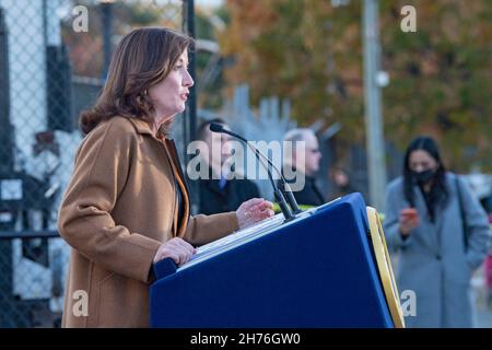 NEW YORK, NY – 20. NOVEMBER: NY-Gouverneurin Kathy Hochul spricht am 20. November 2021 bei einer Veranstaltung zur Unterzeichnung der Gesetzgebung im Stadtteil Queens von New York City. Die Gouverneurin Kathy Hochul unterzeichnet ein Gesetz, in dem das Nourish New York-Programm dauerhaft im Staatsrecht verankert ist. Die Unterzeichnung dieses Gesetzes erfolgt kurz vor dem Erntedankfest und bekräftigt die Verpflichtung von New York, Menschen mit Ernährungsunsicherheit im ganzen Staat zu unterstützen. Stockfoto