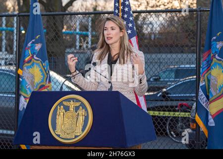 NEW YORK, NY – 20. NOVEMBER: NY Senatorin Michelle Hinchey spricht am 20. November 2021 bei einer Veranstaltung zur Unterzeichnung der Gesetzgebung im Stadtteil Queens von New York City. Die Gouverneurin Kathy Hochul unterzeichnet ein Gesetz, in dem das Nourish New York-Programm dauerhaft im Staatsrecht verankert ist. Die Unterzeichnung dieses Gesetzes erfolgt kurz vor dem Erntedankfest und bekräftigt die Verpflichtung von New York, Menschen mit Ernährungsunsicherheit im ganzen Staat zu unterstützen. Stockfoto