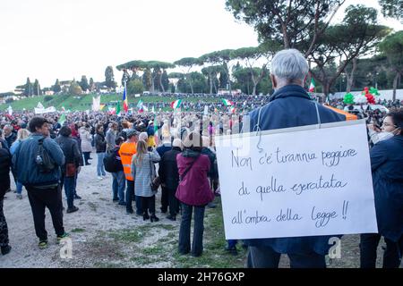 Rom, Italien. 20th. November 2021. Demonstration gegen Green Pass im Circus Maximus in Rom (Foto: Matteo Nardone/Pacific Press) Quelle: Pacific Press Media Production Corp./Alamy Live News Stockfoto